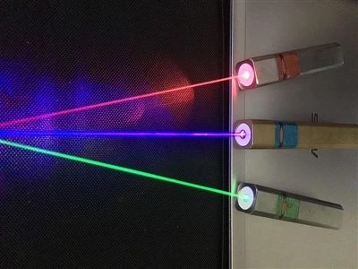 Laserska varnost v praksi: pravilna uporaba zaščitnih očal in izzivi v resnič...